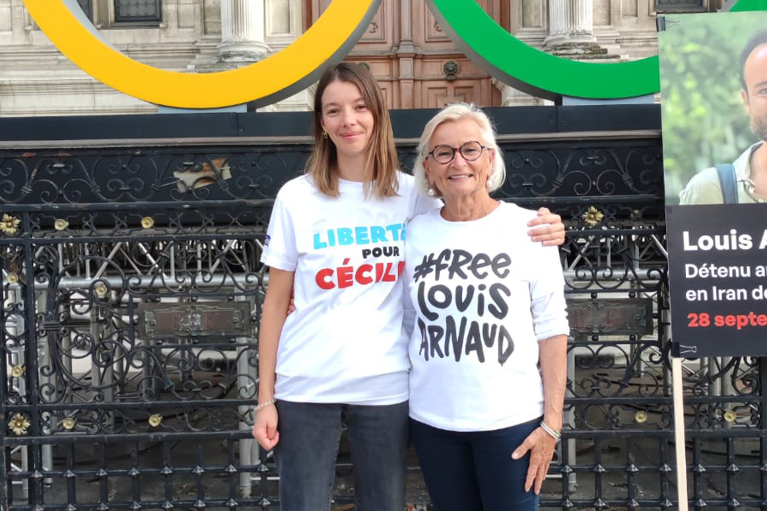 Noémie Kohler et Sylvie Arnaud portant des t-shirts à l'éffigie de Cécile et Louis, détenus en Iran