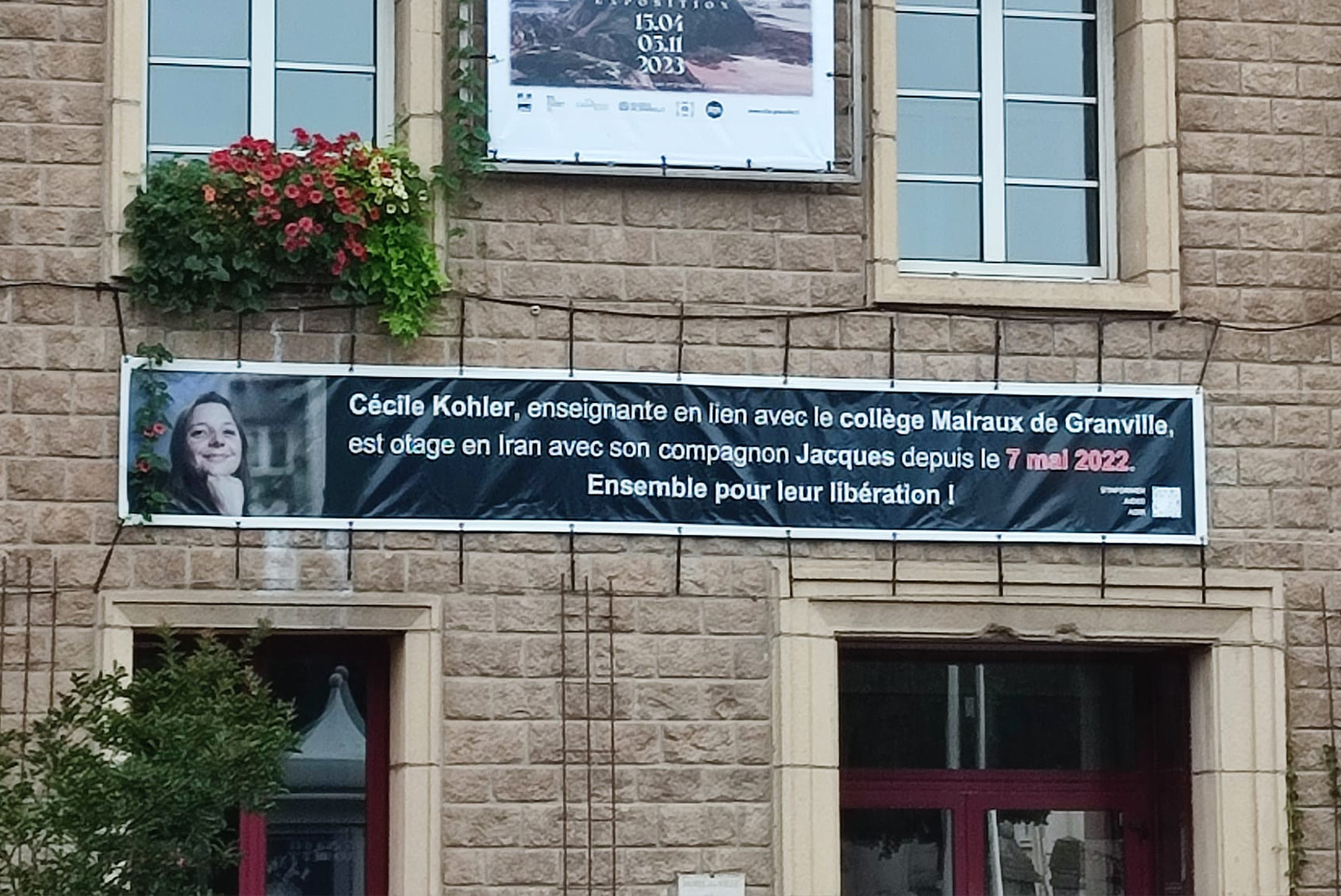La mairie de Granville apporte son soutien à Cécile en apposant une banderole sur sa façade.