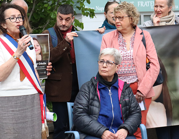 Catherine Robin, amie de Cécile Kohler, lisant un discours au rassemblement de Nanterre