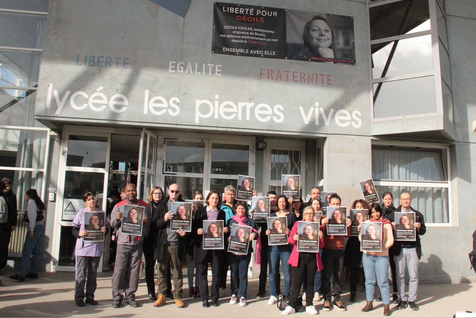Les collègues et amis de Cécile Kohler affichent leur soutien devant le lycée Les Pierres Vives à Carrière-sur-Seine