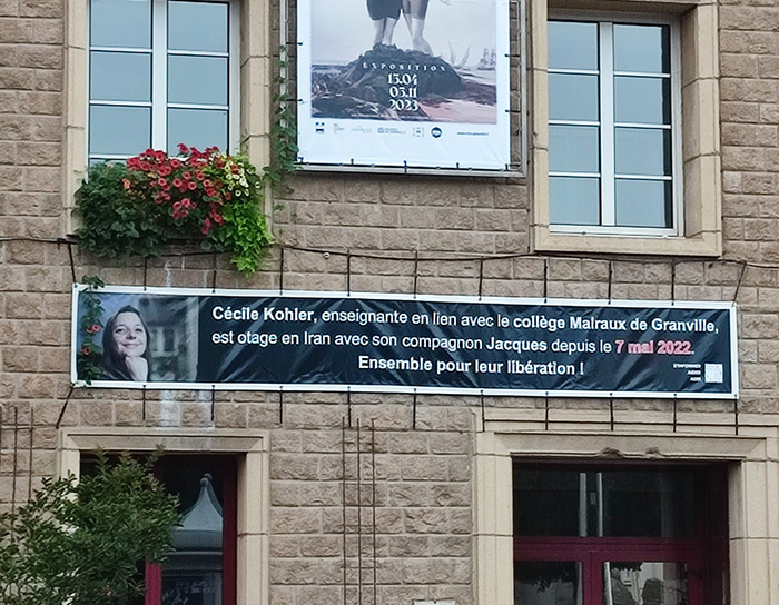 La mairie de Granville apporte son soutien à Cécile en apposant une banderole sur sa façade.